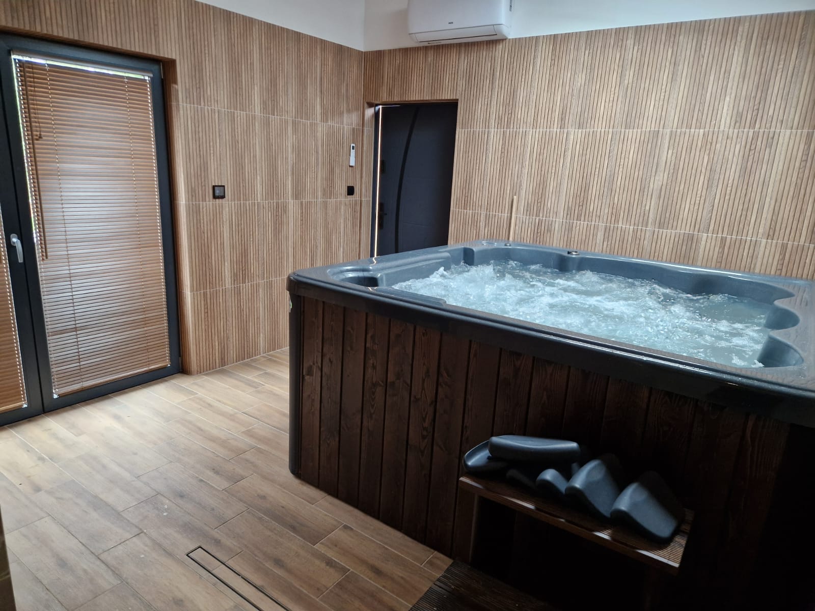 Jacuzzi z hydromasażem w jasnym pomieszczeniu strefy SPA